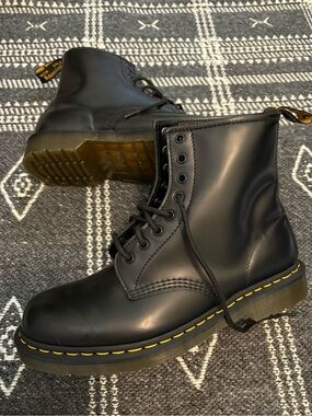 Dr Martens 1460 Men’s 11 classic smooth black leather lace up combat boots